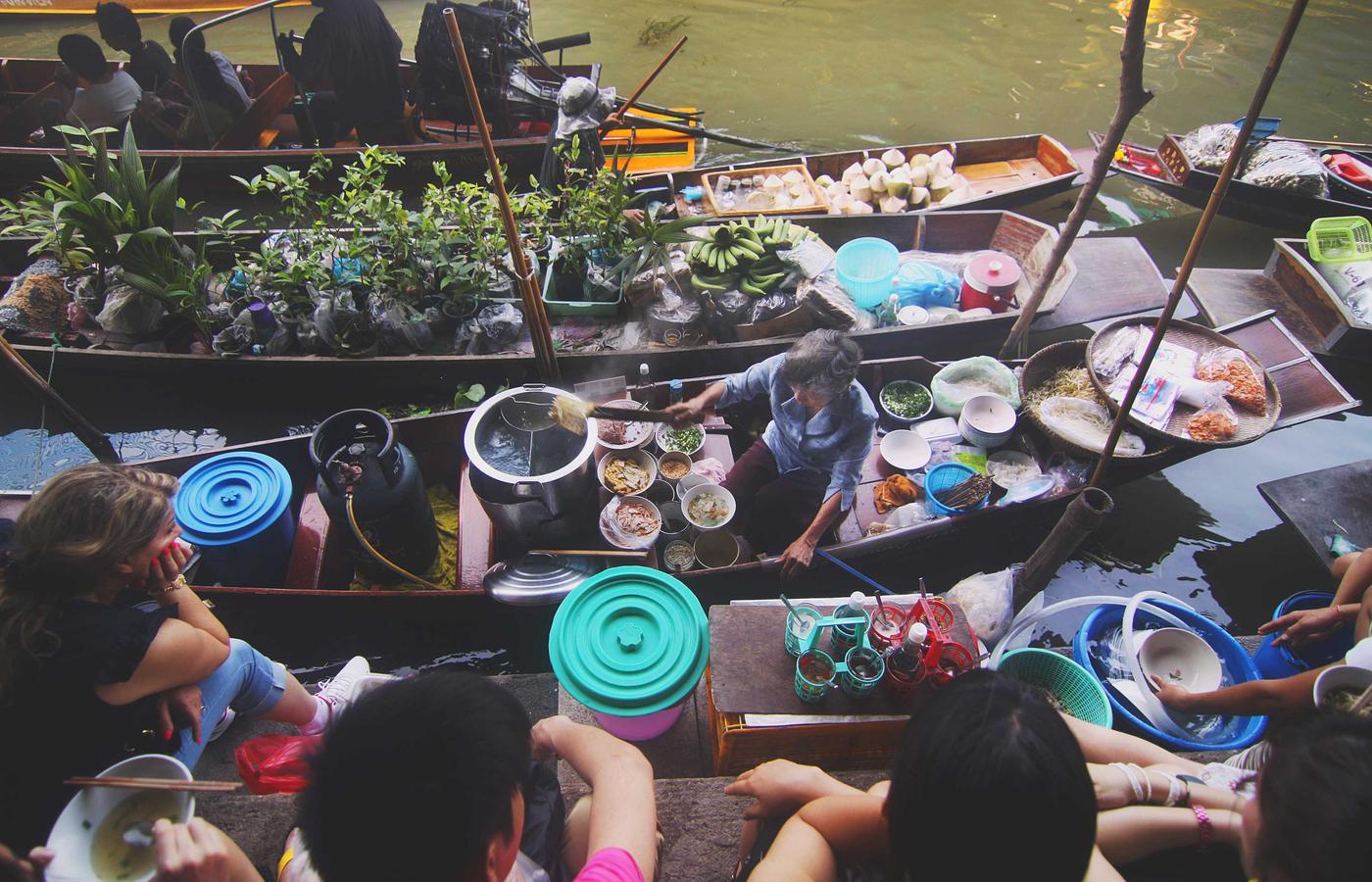 Panouri solare pe o clădire de birouri